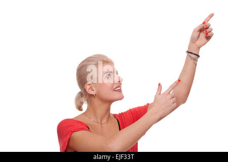 Close up felice giovane donna bionda puntando in alto a destra con entrambe le mani. Isolato su sfondo bianco Foto Stock