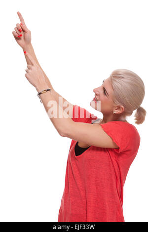 Close up felice giovane donna bionda puntando in alto a destra con entrambe le mani. Isolato su sfondo bianco Foto Stock