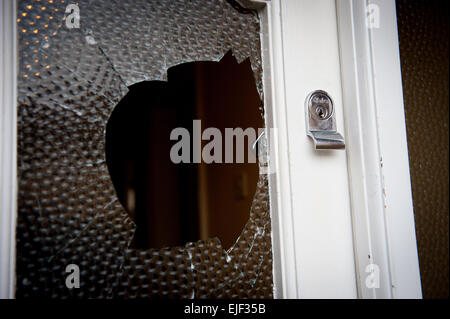 Vetro fracassato in una porta dopo un furto con scasso Foto Stock