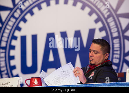 Detroit, Michigan. 25 marzo, 2015. La United Auto lavoratori contrattazione speciale convenzione adottati obiettivi per un nuovo ciclo di contrattazione del contratto. Un elemento di raccordo studiato contratto proposte di contrattazione. Credito: Jim West/Alamy Live News Foto Stock