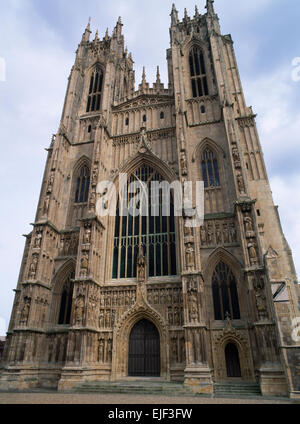 Il gotico perpendicolare anteriore W di Beverley Minster, East Yorkshire: le torri gemelle furono aggiunti a breve dopo il 1400, le statue in stile vittoriano dal 1897. Foto Stock