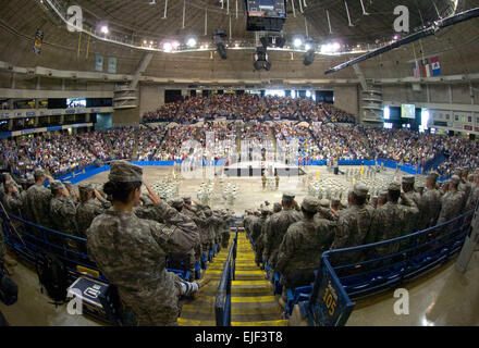 I soldati dell esercito e le famiglie a partire dal trentesimo Heavy Brigade Combat Team composto di guardie nazionali tratte dal North Carolina, West Virginia e Colorado, partecipare ad una cerimonia di partenza segna l'inizio della HBCT's secondo schieramento a sostegno dell'Operazione Iraqi Freedom, 14 aprile 2009, presso il Crown Coliseum di Fayetteville, N.C. Durante la cerimonia, segretario dell'esercito Pete Geren riconosciuti i contributi e i sacrifici dei membri della famiglia e ha incoraggiato i membri della comunità a continuare il loro sostegno durante la prossima distribuzione. Foto Stock