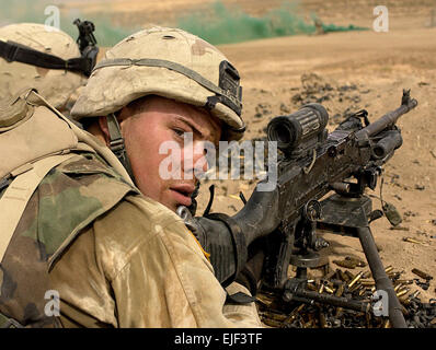 Privato di prima classe Edward Meyers, mitrailleur, Alfa Company, 1° 325 Airborne Reggimento di Fanteria, incendi su bersagli durante le tattiche di squadra corso presso la gamma Kursah, Iraq il 19 ottobre 2003. Il personale Sgt. Stacy L. Pearsall. Foto Stock