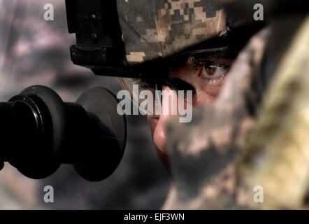 Stati Uniti Pfc dell'esercito. Andrew Mitcham, assegnato a 76th della brigata di fanteria combattere la squadra, esercito indiano Guardia nazionale, si prepara a fuoco un M2.50 del calibro di mitragliatrice durante la mobilitazione di formazione presso il Camp Atterbury manovra comune centro di formazione in Edinburgh, Ind., Dic 14, 2007. Più di 3.400 soldati provenienti dalle zone circostanti si sono mobilitate in preparazione di un 12-mese la distribuzione in Iraq. Il personale Sgt. Russell Lee Klika Foto Stock