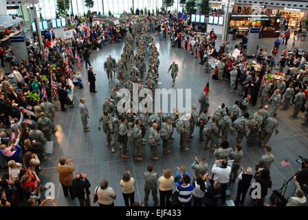 Indiana Esercito Nazionale soldati di guardia con la 76th della brigata di fanteria combattere Team in marzo il Col. H. Weir cuocere il terminale alla Civic Plaza presso l'Aeroporto Internazionale di Indianapolis il 9 novembre 12. Mentre dispiegato in Iraq, i soldati brigadeís sostenuto le missioni di sicurezza aerea, missioni di ricognizione, presenza di pattuglie, la scorta dei convogli, ad alto profilo e gli sforzi di ricostruzione per l'economia irachena. Foto Stock