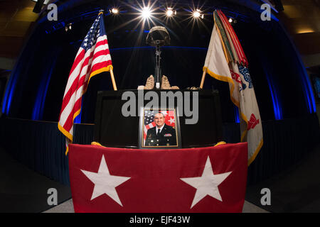 L esercito ha reso omaggio in una cerimonia commemorativa al Pentagono per il Mag. Gen. Harold J. Greene 13 agosto 2014. Greene è stato ucciso in un attacco di insider mentre dispiegate in Afghanistan il 5 agosto 2014. Egli sarà sepolto al cimitero nazionale di Arlington, 14 agosto Staff Sgt. Bernardo Fuller Foto Stock