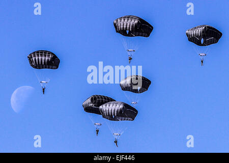 Paracadutisti assegnato al 3° Brigata Team di combattimento, ottantaduesima Airborne Division scendono verso Holland nella zona di caduta contro lo sfondo di un limpido cielo e ultimo quarto di luna durante un airborne proficiency jump Feb 11, 2015, a Fort Bragg, N.C. Il personale Sgt. Maria S. Katzenberger Foto Stock