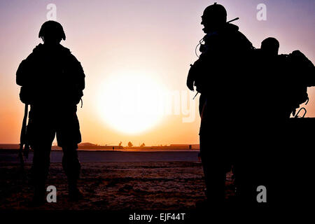 Stati Uniti I soldati dell esercito di attendere la mattina presto per due UH-60 Black Hawk elicotteri a prelevarle e portarli in un paese vicino a condurre una pattuglia in Taji, Iraq, Sett. 18, 2009. I soldati sono assegnati per la prima divisione di cavalleria della società F, 3° Battaglione, 227th reggimento di aviazione, 1° aria brigata di cavalleria. Sgt. Travis Zielinski Foto Stock