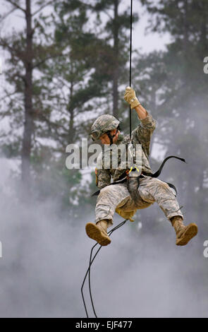 Sgt. Michael Malchow, 75o Reggimento Ranger, rappels verso il basso il lato del Prusik salita torre durante il giorno due dei migliori Ranger concorrenza a Fort Benning, Ga. Photo credit: Daren Reehl. 2010 Migliore concorrenza Ranger /ranger/2010/ Foto Stock