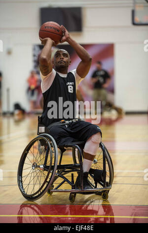 Stati Uniti Army Sgt. Delvin Maston, Birmingham, Ala, un membro del team dell'esercito, spara un tiro libero durante l esercito del primo gioco di basket in carrozzella durante il 2014 Warrior giochi presso l'U.S. Olympic Training Center Colorado Springs, colo, Sett. 30, 2014. Più di 200 elementi di servizio e i veterani hanno partecipato nel 2014 Warrior giochi, un evento annuale in cui feriti e ammalati e feriti i veterani hanno gareggiato in vari eventi Paralimpici. Spc. Cameron Leto Foto Stock