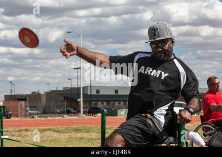 Stati Uniti Army Sgt. 1. Classe Charles Armstead, guerriero battaglione di transizione, Fort Sam Houston, Texas, un membro del team dell'esercito, getta un discus durante la pratica a Fort Carson, Colo., per il 2014 Warrior Giochi, Sett. 23, 2014. Più di 200 elementi di servizio e i veterani parteciperà al 2014 Warrior giochi, un evento annuale in cui feriti e ammalati e feriti guerrieri competi in vari eventi Paralimpici. Spc. Cameron Leto Foto Stock