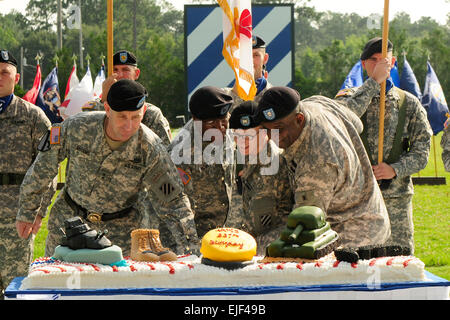 Nella celebrazione dell'esercito 237compleanno, terza divisione di fanteria comandante il Mag. Gen. Robert "Abe" Abrams, comando Sgt. Il Mag. Edd, Watson e della divisione di più antica e più giovane soldato, Chief Warrant Officer 5 Ray nobile e Pvt. John Gilbert, tagliato in una torta con il sottufficiale spada durante una cerimonia a Fort Stewart, 14 giugno. Spc. Emily Knitter, 1° Brigata pesante contro la squadra, terza divisione di fanteria Foto Stock