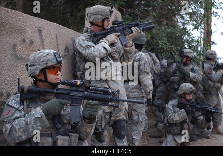 Stati Uniti Il personale dell'esercito Sgt. Giovanni Gregorio, sinistra e compagni soldati prendere coperchio durante una pattuglia smontati in Adhamiya, Iraq, 10 aprile 2007. I soldati sono da Charlie Company, 1° Battaglione, XXVI Reggimento di Fanteria, 1a divisione di fanteria. Sgt. Jeffrey Alexander Foto Stock