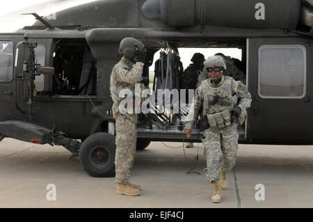 Stati Uniti Esercito Col. Curtis Mathis, advisor, stabilità del team di transizione, esce un UH-60L Black Hawk elicottero dopo un rapido fly-over di Kirkuk, Iraq, gen. 16, 2010. Mathis uniti i membri di iracheni e curdi le forze di sicurezza come essi hanno approfittato di una breve gita aerea di Kirkuk come una possibilità di vedere la città dall'alto. Photo credit: la comunicazione di massa specialista 2° ClassSW Matthew D. Leistikow Foto Stock