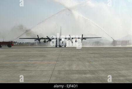 KABUL, Afghanistan - due camion fuoco spruzzare acqua su un C-130 Hercules velivoli da trasporto come taxi sulla pista a Kabul International Airport, Ottobre 9, 2013. Due aerei cargo sono stati dedicati nel corso di una solenne cerimonia a cui hanno partecipato nazionale afghano di forza di sicurezza e la forza internazionale di assistenza alla sicurezza i dirigenti senior, nonché dal governo della Repubblica islamica dell'Afghanistan dignitari. La Afghan Air Force ha preso in consegna il suo primo due C-130 aerei cargo che consentirà di rafforzare la ANSF capacità militari come essi assumono il piombo per la sicurezza del loro paese. Il personale Sgt. Richard Andrade Foto Stock