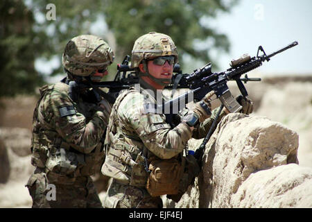 Big Red One soldati servendo con 2° plotone, Alfa truppa, 1° Stormo, 4° reggimento di cavalleria, quarta brigata di fanteria combattere la squadra, 1a divisione di fanteria ha fornito sicurezza nel villaggio di Badu Khel, Provincia Paktika, Afghanistan, Giugno 19 durante il funzionamento Blue Jay. I soldati in Dragon brigata sono attualmente servendo sotto 1° Divisione di fanteria ha sede a RC-Est. Spc. David Barnes Foto Stock