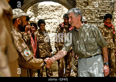 Segretario dell'esercito John McHugh incontra i membri dell'afghano di polizia locale nel villaggio di Tabin, giovedì 5 maggio a Kandahar, Afghanistan. Foto Stock