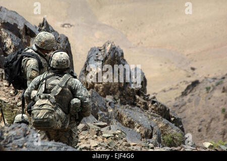 Stati Uniti I soldati dell esercito dal 2° Battaglione, 508th Parachute Reggimento di Fanteria cerca Montagne in ear provincia dell'Afghanistan per gli esponenti talebani e armi memorizza nella cache il 6 giugno 2007. Il personale Sgt. Marcus J. Quarterman Foto Stock