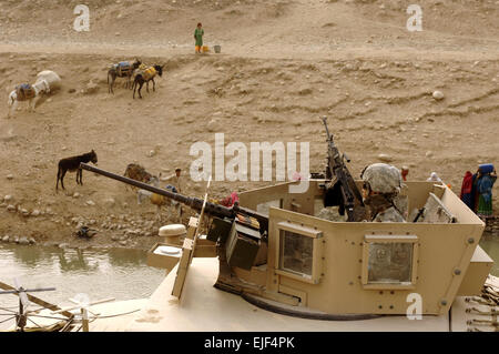 Un U.S. Esercito soldato dell'esercito Arizona Guardia Nazionale fornisce la sicurezza del sito dalla torretta di un Humvee durante un canale della missione di valutazione con la Nangarhar Provincial Reconstruction Team nella provincia di Nangarhar dell Afghanistan nov. 10, 2007. Il Nangarhar PRT è un team congiunto degli Stati Uniti Air Force Airman, soldati dell esercito e i rappresentanti di Stati Uniti Il Dipartimento di Stato degli Stati Uniti, Agenzia per lo sviluppo internazionale, e gli Stati Uniti Dipartimento di Agricoltura, che promuove la ricostruzione e valuta le esigenze della comunità. Il personale Sgt. Joshua T. Jasper Foto Stock