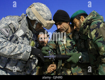 Stati Uniti Esercito Capt. Kevin Mercer, il responsabile della 205th Corps Team di training, osserva come un esercito nazionale afghano trainer adjustes sito su di un M-16 fucile a Kandahar, Afghanistan, 23 gennaio, 2008. I formatori potranno beneficiare con la M-16 fucile poi aiutare con il problema di M-16s di soldati afgani della 205th Corps. La M-16 andrà a sostituire i vecchi russo fucili di assalto per tutto l'esercito afghano. Petty Officer di prima classe David M. Votroubek rilasciato Foto Stock