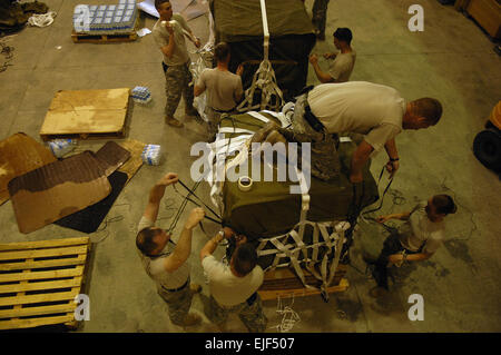 Stati Uniti I soldati dell esercito assegnato alla xi Quartermaster distacco, ottantaduesima Airborne Division costruire fasci di acqua e sementi a Bagram Air Base in Afghanistan 12 aprile 2008. I soldati si caricherà il container e altre forniture umanitarie su un C-17 Globemaster III di aeromobili, che farà cadere i fasci su Afghanistan utilizzando un giunto di precisione sistema airdrop. Master Sgt. Andy Dunaway Foto Stock