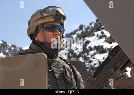 Stati Uniti Army Spc. Victor Piacente, del primo battaglione, 102º Reggimento di Fanteria, Connecticut National Guard, scandisce il suo settore mentre il suo convoglio si ferma per una pausa durante un prolungato patrol in Gardez provincia dell'Afghanistan Marzo 16, 2007. Il personale Sgt. Michael Bracken Foto Stock