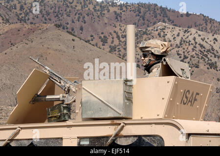 Stati Uniti Army Spc. Victor Piacente, del primo battaglione, 102º Reggimento di Fanteria, Connecticut National Guard, scandisce il suo settore mentre il suo convoglio si ferma per una pausa durante un prolungato patrol in Gardez provincia dell'Afghanistan Marzo 16, 2007. Il personale Sgt. Michael Bracken Foto Stock