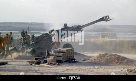 070413-A-6669H-002 SANGIN, Afghanistan - i soldati britannici fire un M-777 155mm obice campo pistola di artiglieria a identificare talebani posizioni di combattimento nei pressi del distretto di Sangin zona centrale da un avanzamento riservate una base operativa nella provincia di Helmand Aprile 13. Stati Uniti Army Spc. Keith D. Henning Foto Stock