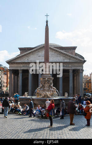 Il Pantheon in Piazza della Rotonda a Roma Italia Foto Stock