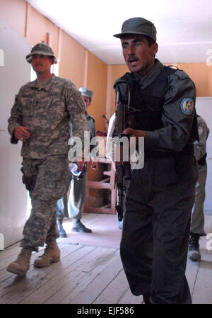 KABUL, Afghanistan - Polizia nazionale afgana ufficiali andare attraverso advanced tactical training per la nazionale afghano di ordine civile di polizia. ANCOP funzionerà in molti ruoli una volta distribuite. Questi studenti sono in un processo di selezione per diventare membri della SWAT unità. Altre funzioni includono la folla e antisommossa, protezione VIP, hotage salvataggio e altre importanti funzioni di polizia che richiedono un elevato grado di formazione. Foto Stock