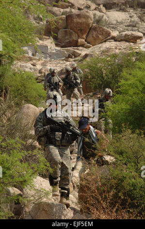 Stati Uniti I soldati dell esercito dalla sede centrale presso la sede operativa della batteria, 4° Battaglione, 319Airborne campo reggimento di artiglieria, 173rd Airborne Brigade Combat Team a piedi giù per una collina mentre su di un piede di pattugliamento in Titin Valle della provincia del Nuristan dell'Afghanistan Il 21 giugno 2007. Stati Uniti Esercito Personale fotografica Sgt. Isaac A. Graham Foto Stock