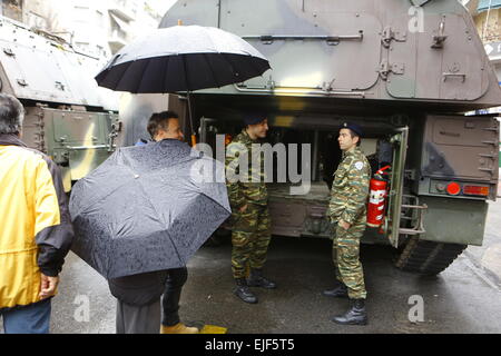 Atene, Grecia. Xxv Marzo 2015. Due soldati mostrano i passanti all'interno di un Tedesco PzH 2000 (Panzerhaubitze 2000) semovente obice precedendo la parata militare di Atene. I partecipanti della parata militare che si terrà ad Atene, per celebrare il 194th indipendenza greca il giorno ottenere pronto. Il giorno celebra l'inizio della guerra greca di indipendenza nel 1821, che portano all'indipendenza della Grecia dall'Impero Ottomano. Credito: Michael Debets/Alamy Live News Foto Stock