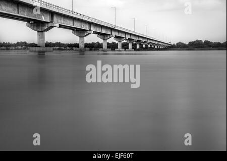 Ponte sul fiume Krishna, Repalle, Andhra Pradesh, India Foto Stock