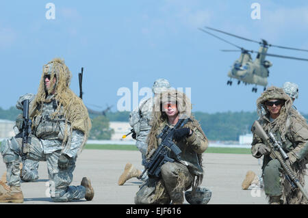 I soldati indossano tute ghillie prendere un ginocchio come un CH-47 elicottero Chinook vola overhead a Campbell Army Air Field, martedì, durante una prova generale per il prossimo air show. La air assault dimostrazione avverrà sabato come parte del Fort Campbell Air Show, che inizia alle ore 10.00 Foto Stock