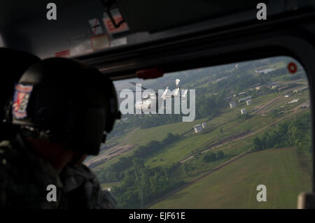 Stati Uniti I soldati dell esercito dalla società alfa, 5° Battaglione aviazione, fornire il trasporto di aria con uh-72A Lakota elicotteri al Capo di Stato Maggiore dell Esercito gen. Raymond T. odierno e il suo staff durante la sua visita al giunto Readiness Training Center e Fort Polk, La. Maggio 1, 2012. Il personale Sgt. Teddy Wade Foto Stock