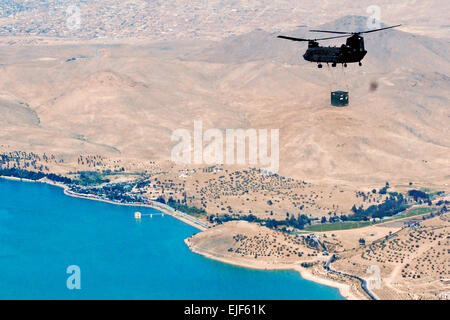 Un U.S. Esercito CH-47 elicottero Chinook assegnato al Bravo Company, 2° Battaglione, 149Reggimento di aviazione, 36th combattere la Brigata Aerea, Task Force Falcon trasporta un contenitore tramite imbracatura carico su Afghanistan orientale 24 agosto 2013. Il cap. Peter Smedberg Foto Stock