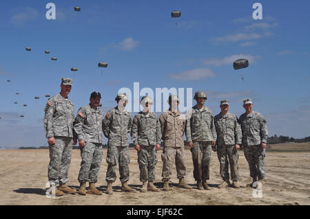 I membri del team di comando dal primo battaglione Airborne, 507th Parachute Reggimento di Fanteria, posa con la Airborne gli studenti che hanno saltato la prima con il nuovo T-11 paracadute. In base all'originale paracadute plotone di prova, il predecessore di 501paracadute battaglione di fanteria, il primo salto gli studenti sono stati scelti dalla lotteria. Nella foto da sinistra sono C Company primo sergente, 1 Sgt. Christopher Goodrow; comando battaglione sergente maggiore, il comando Sgt. Il Mag. Chippy Mezzaline; PFC. Rincon Santos; PFC. Jonathan Whitley; Marine Cpl. David Chapman; 2° Lt. Charles Lesperance; C Company commander, Cap. Dean gi Foto Stock