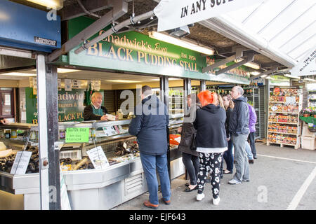 Bury giorno di mercato e un budino nero stallo a seppellire in Greater Manchester Foto Stock