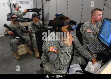 Esercito nazionale Guard Sgt. Rebecca Pilmore parla con il suo team come driver PFC. Lucas Graham manovre di destra attraverso il convoglio simulato di formazione 9 Agosto. Nel retro del "Humvee" sono Spc. John Maddox, PFC. Edward Seddon e Staff Sgt. Jason Keirn lontano. Il simulatore permette ai soldati di parlare in avanti e indietro mentre si guarda il loro progresso su schermi di computer incorporato in loro gli occhiali. Fred W. Baker III Foto Stock