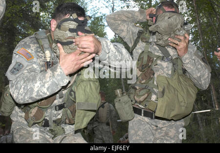 Da sinistra, U.S. Pfc dell'esercito. Francesco Provenzano e SPC. Jess Hampton, sia dalla società alfa, 3° Battaglione, XXI Reggimento di Fanteria, 1° Stryker Brigade Combat Team, pratica mettendo sul loro M24A2 maschera a gas durante la preparazione per immettere il prodotto chimico, biologico, radiologico e nucleare della stazione di test durante l'esperto fante concorrenza badge a Fort Wainwright, Alaska, 26 luglio 2007. Spc. Tiffany L. Evans Foto Stock