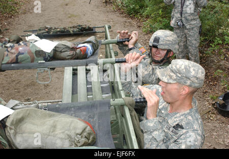 Stati Uniti Esercito Capt. William Manke, una brigata dentista con 1° Battaglione, XXV Brigata Battaglione di supporto, secondo da destra e un soldato dal 1° Battaglione, xxiv Reggimento di Fanteria, 1° Stryker Brigade Combat Team, XXV divisione di fanteria preparare per legare una cucciolata al retro di un Humvee durante l'esperto fante concorrenza badge a Fort Wainwright, Alaska, 1 Agosto, 2007. Spc. Tiffany L. Evans Foto Stock