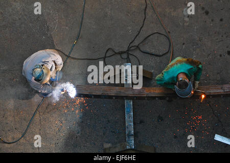 I membri dell'U.S. Esercito di ingegneri lavorano sul blocco di Algeri nel giugno 2013. A fine marzo 2013, un sottomarino di componente strutturale del 60-anno vecchia serratura rotta, danneggiare una serie di porte di navigazione e rendendo la serratura non funzionante. In meno di due ore dopo l'incidente, il corpo aveva valutato i danni e determinata la soluzione migliore per riportare la serratura di servizio. È stato determinato che una disidratazione di Algeri blocco sarebbe necessario con il gate essendo riparata in loco. Le riparazioni sono state stimate per richiedere diverse settimane. Kirk Dietrich Foto Stock