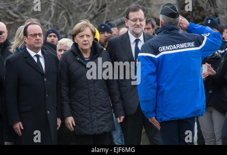 Seyne Les Alpes, Francia. 25 Mar, 2015. Il cancelliere tedesco Angela Merkel (C), il Presidente francese Francois Hollande (L) e il Primo Ministro spagnolo Mariano Rajoy sono accolti all'arrivo per un'ispezione del sito di crash a Germanwings aeromobili A320 in Seyne Les Alpes, Francia, 25 marzo 2015. Germanwings volo 4U 9525 era lungo il tragitto da Barcellona, Spagna a Duesseldorf, Germania, quando si è schiantato nel sud della Francia con circa 140 passeggeri a bordo il Martedì, 24 marzo. Foto: Peter Kneffel/dpa/Alamy Live News Foto Stock