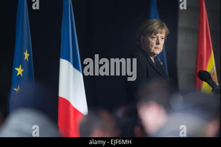 Seyne Les Alpes, Francia. 25 Mar, 2015. Il cancelliere tedesco Angela Merkel prende parte a una conferenza stampa a Seyne Les Alpes, Francia, 25 marzo 2015. Merkel, il presidente francese Hollande e il Primo Ministro spagnolo Rajoy è arrivata per un'ispezione del sito del crash di un Germanwinga aeromobili A320. Germanwings volo 4U 9525 era lungo il tragitto da Barcellona, Spagna a Duesseldorf, Germania, quando si è schiantato nel sud della Francia con circa 140 passeggeri a bordo il Martedì, 24 marzo. Foto: Peter Kneffel/dpa/Alamy Live News Foto Stock