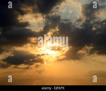 Tramonto in un drammatico nube riempiva il cielo. Foto Stock