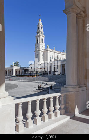 Santuario di Fatima, Portogallo. Basilica di Nostra Signora del Rosario visto da e attraverso il colonnato. Foto Stock