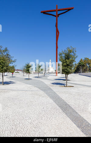Santuario di Fatima, Portogallo. La nuova croce alta da Robert Schad con la Basilica di Nostra Signora del Rosario in background. Foto Stock