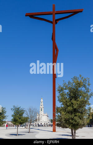 Santuario di Fatima, Portogallo. La nuova croce alta da Robert Schad con la Basilica di Nostra Signora del Rosario in background. Foto Stock