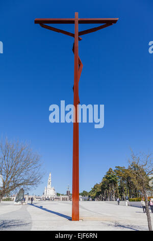Santuario di Fatima, Portogallo. La nuova croce alta da Robert Schad con la Basilica di Nostra Signora del Rosario in background. Foto Stock