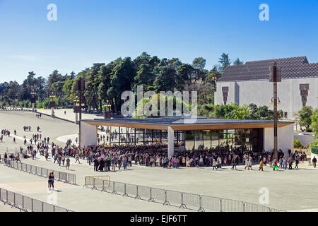 Santuario di Fatima, Portogallo. La Cappella delle Apparizioni riempito di devoti. Foto Stock